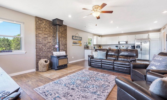 Branson Casa | Labor Day Open-Hidden Gem! Open-Walking Trail to the Lake, Minutes to Silver Dollar City!