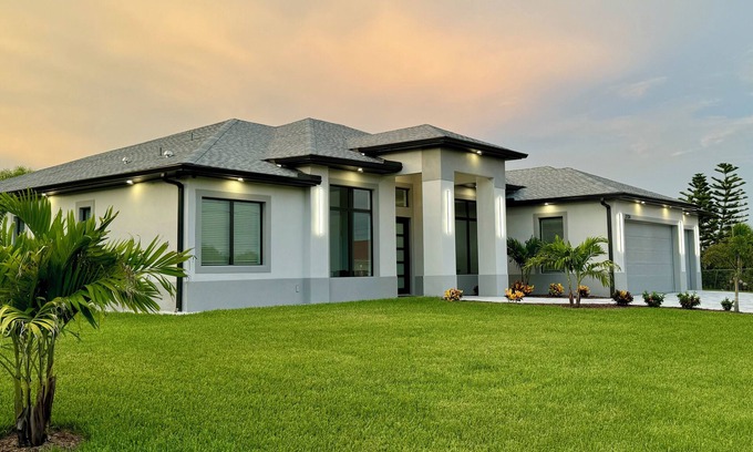 Warm Mineral Springs Casa | Hidden Gem with Jacuzzi, Waterfront