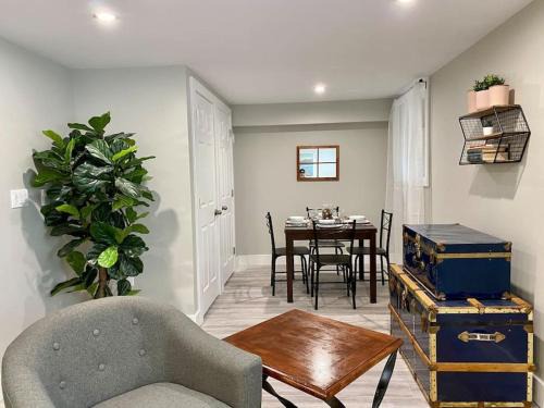 North End Apartamento | Hidden Getaway, BSMT with Back Yard