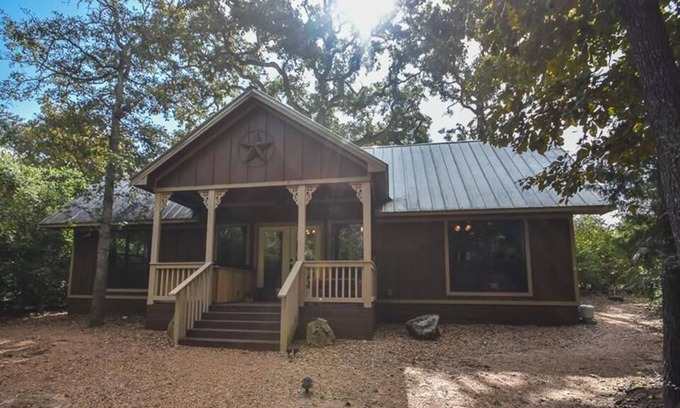 Brenham Cabina | Hidden Grove Secluded Cabin features a Private Hot Tub at Scenic Hill Retreat
