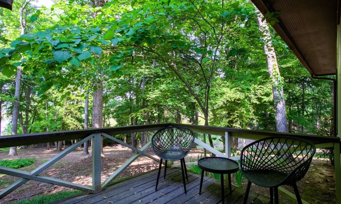 Baneberry Casa | Hidden Lake Retreat - Lake View/Access & Fire Pit!