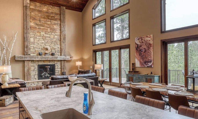 Deadwood Cabina | Hidden Meadows Lodge-3mi To Trailheads, Sleeps 24, Gorgeous & Private