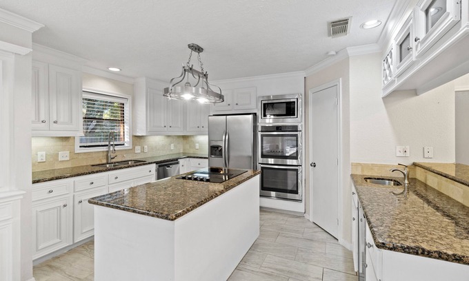 Friendswood Casa | ~ Hidden Oasis ~ Luxury Private Pool Home
