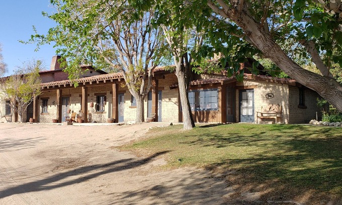 Victorville Complejo | Adobe Mansion con espacio para 40 personas en el hermoso oasis del desierto - Mínimo de huéspedes 15