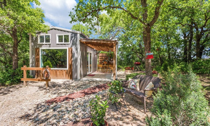 Weatherford Cabina | Hidden Treasure Harvest House Forest Getaway Weatherford, TX