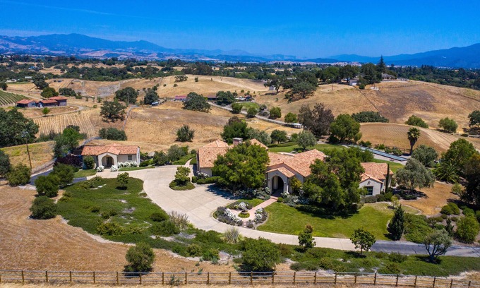 Ballard Casa | Vistas ocultas Mission Style Cottage en 10 acres