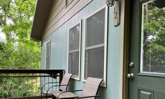 Central Condominio | Hidden Wooded Cottage 2 Bed/1 Bath
