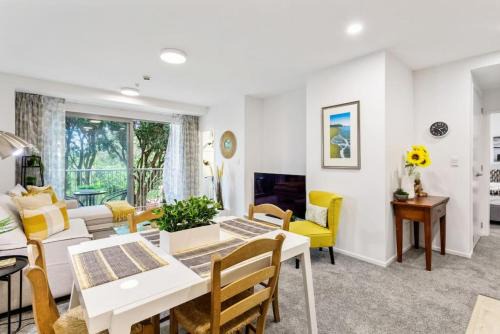 Takapuna Apartamento | Hideaway Apartment with pool and free parking