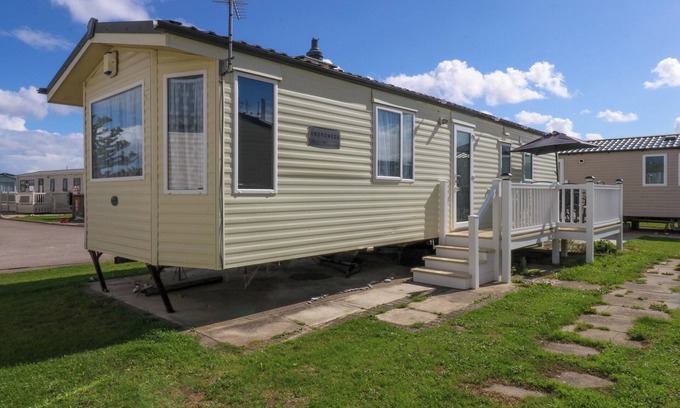 Towyn Cabaña | HIDEAWAY LODGE, pet friendly, country holiday cottage in Abergele
