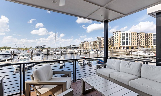 River District Apartamento | Hideaway at The Cove - Luxury Floating Villa in Downtown Wilmington