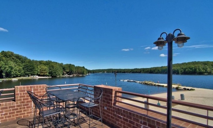Hamlin Chalet De Esquí | Hideout large family chalet updated with pool table, darts, poker table & more!