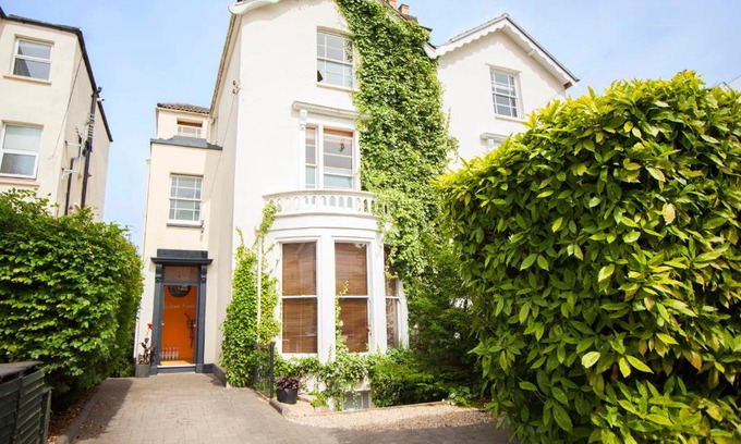 Bristol Casa | higgihaus 5 Bed Sleeps up to 14 Big Groups Best Location