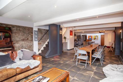 Butetown Casa | higgihaus #5 Sleeps 14-16 Hens Stags Big Groups