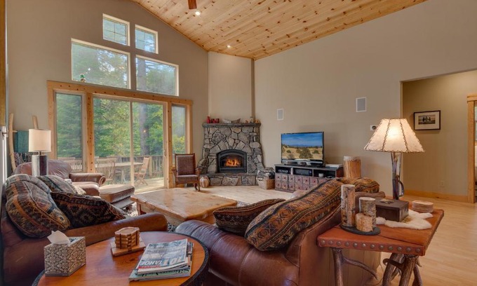 Truckee Casa | High Altitude at Tahoe Donner - Huge 4 BR with Private Hot Tub, Pool Table, Ping Pong, HOA Amenities