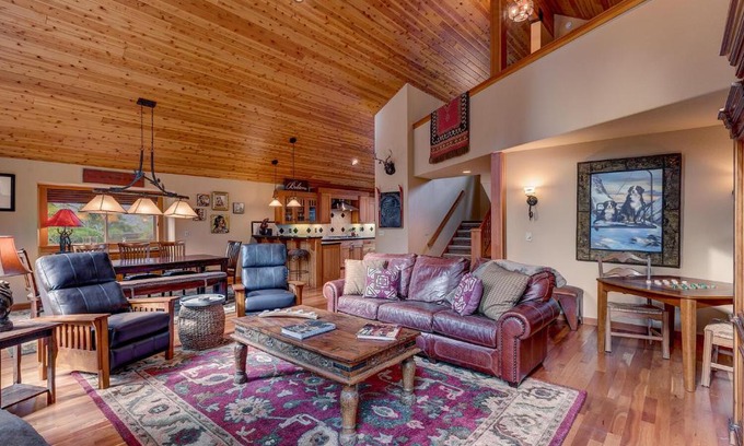 Truckee Casa | High Country Lodge - Hot Tub, Amenities Access, Shuffleboard and Horse Shoe Pit