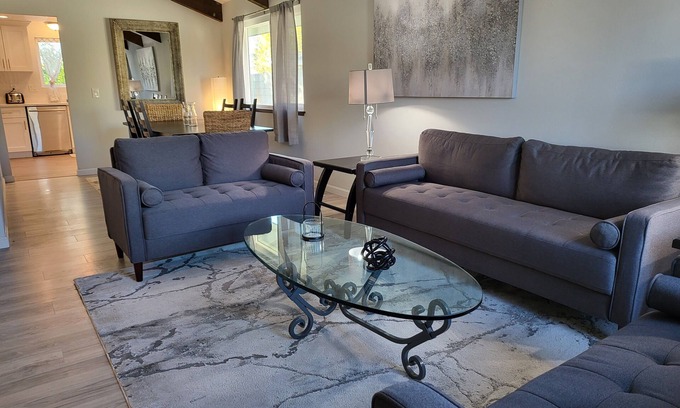 Victorville Casa | High Desert Dream 3bd/3bth, sleeps 8, fast Wi-Fi, smart TVs in all bedrooms