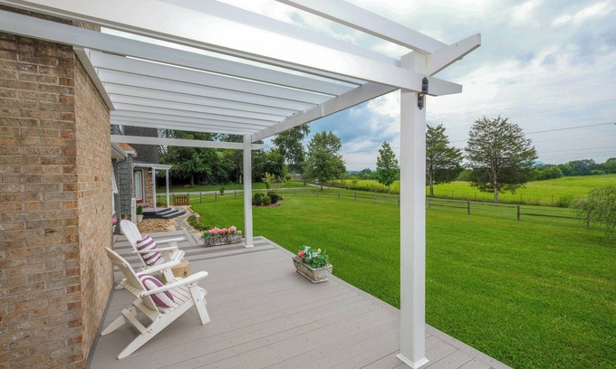 Sevierville Chalet De Esquí | High end, pet friendly 2br w/ game room and fenced-in yard!