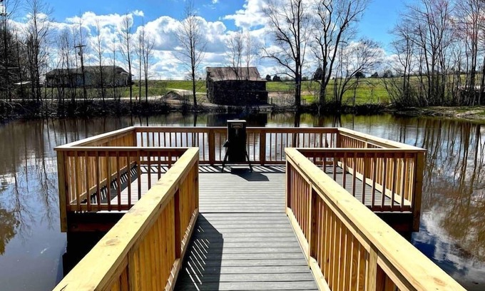Barium Springs Casa | High End Pond Chalet in Country & But Near Shops