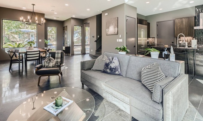 Chestnut Casa | High End Smart Home w/ Pool | Close to UT & Downtown | Daily Cleaning Available