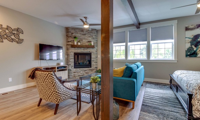 McMinnville Apartamento | Estudio de alta gama con chimenea de gas: cerca de restaurantes, bodegas, más
