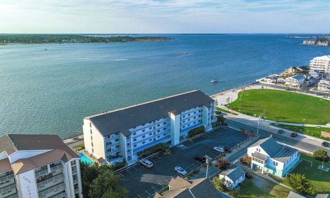 Ocean City Condominio | Condominio actualizado con vistas abiertas a la bahía, piscina frente a la bahía y 3 cuadras de la playa / paseo marítimo