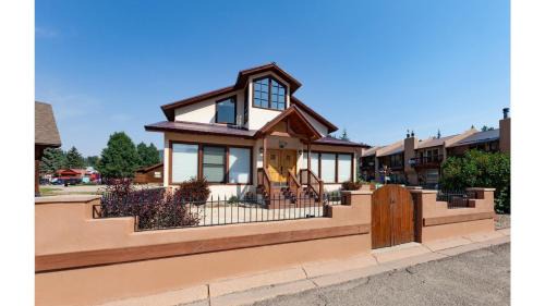 Red River Casa | High Expectations - In Town - New Property! - Fireplace - Adjustable Bed - Fenced Yard