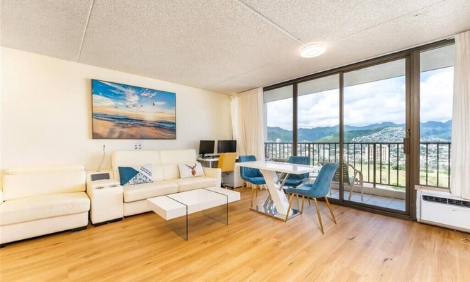 Waikiki Condominio | High Floor 1 BD Condo - Steps away from the beach!