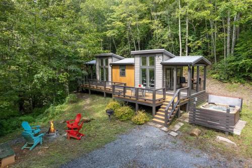Robbinsville Casa | High Hollow Cottage Modern Tiny Home with Hot Tub