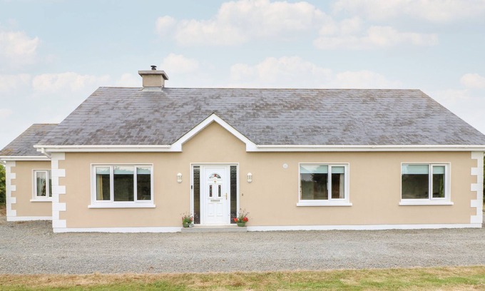 Kilmore Cabaña | HIGH MEADOW HOUSE, pet friendly in Kilmore Quay, County Wexford