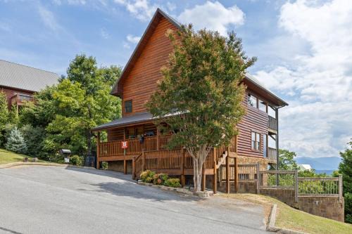 Gatlinburg - Pigeon Forge Casa | High Mountain Mist A Beautiful 4 Bedroom Cabin in Starr Crest Resort with hot tub and pool table