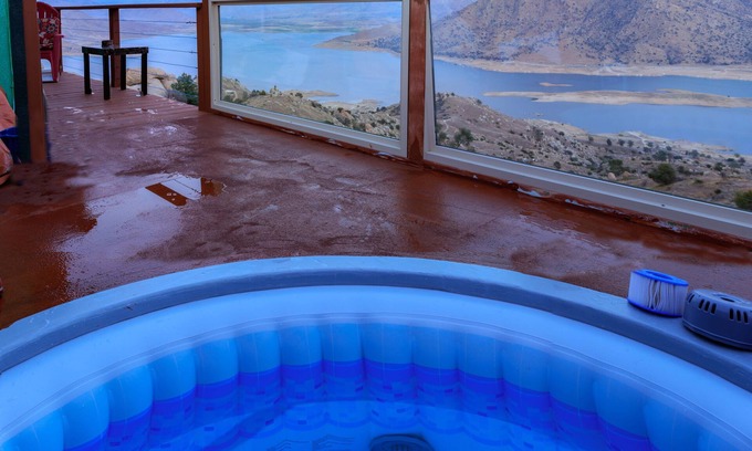 Wofford Heights Cabina | High on a mountainside with a hot tub on a deck.