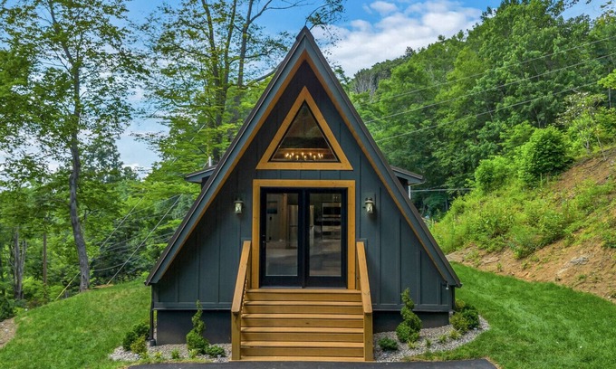 West Jefferson Cabina | High Peak A-Frame NEW Mountain cabin with XL Hot Tub, and Walk-to-Town Location