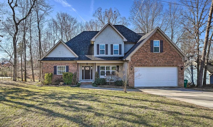 High Point Casa | High Point Home ~ 1 Mi to Oak Hollow Lake!