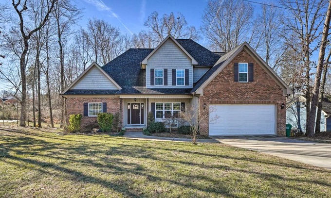 High Point Casa | High Point Home about 1 Mi to Oak Hollow Lake!