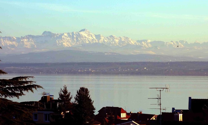 Meersburg Condominio | Apartamento de alta calidad con balcón y vistas impresionantes del lago y los Alpes.