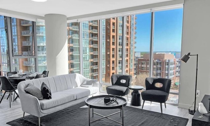 McLean Apartamento | Ovation #916 · High-Rise 2BR | 2BTH w View & Amenities In Tysons