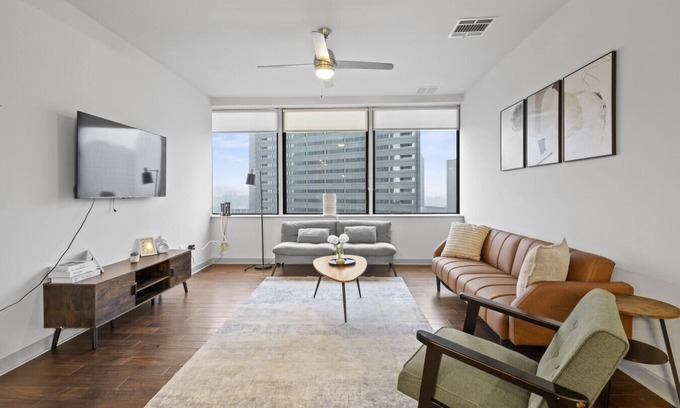 Downtown Dallas Apartamento | High-Rise 30th Flr Modern Apt, DT Dallas