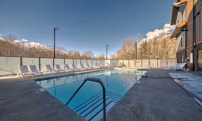 Dead Man's Flats Apartamento | High rise Lux 2-B apartment near Canmore Banff-Pool -hot tub- gym -
