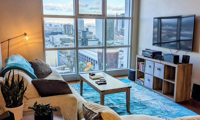 Downtown Las Vegas Condominio | High-rise luxury condo a block off Fremont St!
