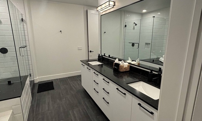 Central Business District Apartamento | High Rise Luxury with Epic Views and Resort Style Amenities.