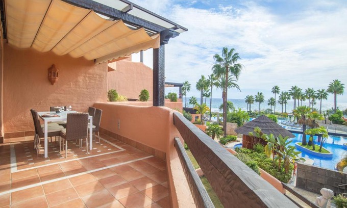 New Golden Mile Apartamento | High standard beach front apartment