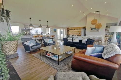 Trearddur Bay Casa | HIGH TIDE- LUXURY DEATCHED BUNGALOW- Sleeps 10 or 12 - Annexe option