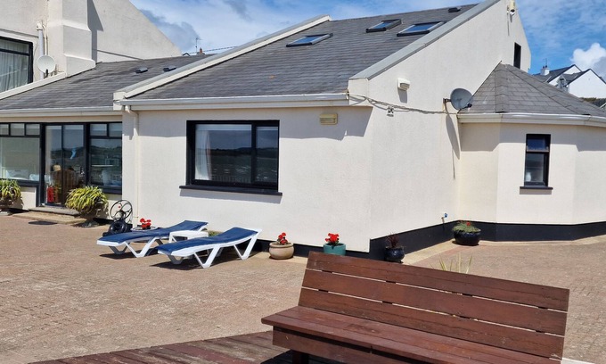 Duncannon Cabaña | HIGH TIDE, pet friendly, with a garden in Duncannon, County Wexford