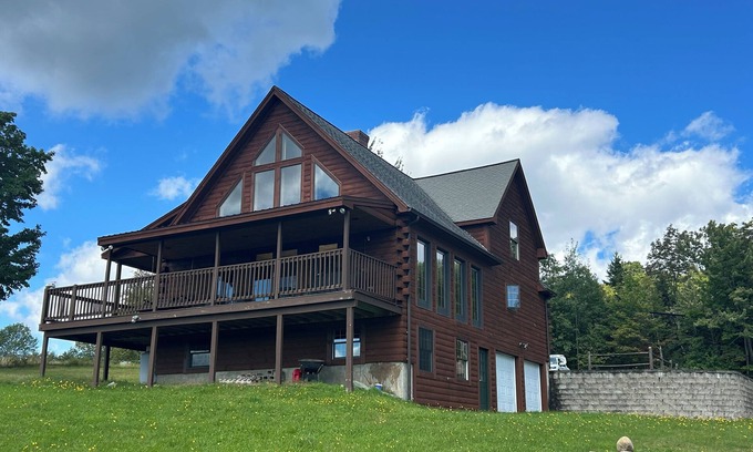Franklin County Chalet De Esquí | High View Lodge, log chalet with unparalleled views of Western Maine Mountains