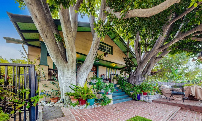Eagle Rock Casa | Highest House in Highland Park | Private Hot Tub, Office & Chefs Kitchen