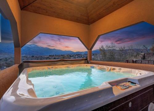Colorado Springs Casa | Highland Heights - Hot Tub BBQ Mountain View