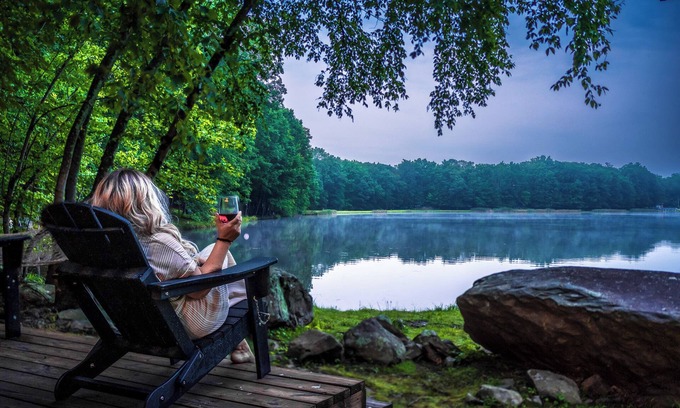 East Stroudsburg Casa | Highland Lake Retreat I Game Room I Hot Tub I Firepit I EV Charger