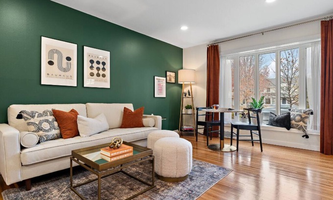 Highland Apartamento | Highland Park Hideaway- Standing Desk + Monitor + Private Laundry + Bonfire Pit