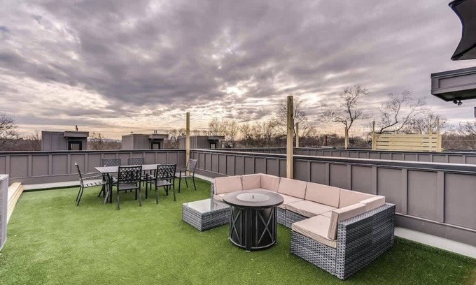 Greenwood Casa | Highland Station - Private Rooftop (Sleeps 14)