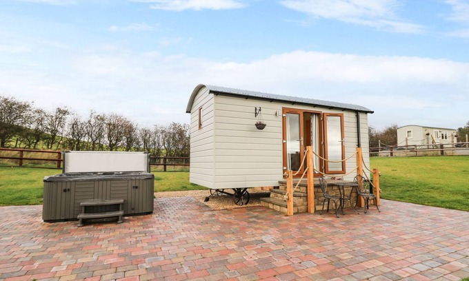 Rhayader Cabaña | Highland View - a shepherds hut that sleeps 2 guests in 1 bedroom